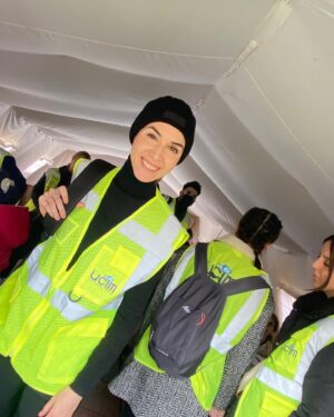 Ahu Yağtu Instagram - Ben ilk defa Kahramanmaras’a gittim. 4 farkli cadirkenti ziyaret etme sansimiz oldu. Cocuklarimiza biraz olsun moral vermekti amacimiz, biz onlara moral verelim derken, kamplara girer girmez sevgi sefkat nese cemberinde buluverdik kendimizi. Allahim bu nasil bir bag kurmak, bu nasil bir sevgi. Gozumun icine bakarken elimi hic birakmamalari, umut dolu bekleyisleri bu yastaki sabirlari ve pozitiflikleriyle bize moral veren onlar oldu. Meger ayni anda hem mutluluktan hem huzunden insanin gozu dolabiliyormus. Hayatim boyunca Maras’taki o gunu unutmayacagim. Elimden geldigince yanlarinda olmaya calisacagim. Bu olusumun icine beni dahil ettiginiz icin cok tesekkur ederim. Iyi ki varsiniz @ucimorgtr Yine gidecegiz, yine yapacagiz. Sonunda iyilik kazanacak 🤍🦋🤍 @saadetozkanefe @yucelceylancom