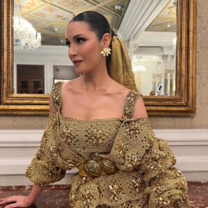 Ahu Yağtu Instagram - Dun aksamki @marieclairetr 35.inci yas kutlamalarina beni bebekler gibi hazirlayan isinin erbabi tum arkadaslarima bu tesekkuru bir borc bilirim 🙏🏻🤍💫🥂 Thanks to all my friends who are the best in their field to help me getting ready for this wonderful event of #marieclaire35 
Dress @ozgurmasur Styling @buraksanuk Glam @ondertiryaki 📷 @onemgunal ☺️
