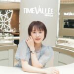Ai Takahashi Instagram - ㅤㅤㅤㅤㅤㅤㅤㅤㅤㅤㅤㅤㅤ ㅤㅤㅤㅤㅤㅤㅤㅤㅤㅤㅤㅤㅤ スイスのラグジュアリーウォッチ＆ジュエリーブランドが 揃うデスティネーションストア 【TimeVallée / タイムヴァレー】が 4月26日（金）に日本初のブティックを 麻布台ヒルズにオープンされたということで 一足先におじゃましてきました💎 ラグジュアリー体験の 新たなスタンダードを目指した TimeVallée Azabudai Hillsは それざれのウォッチメーカーと ジュエリーブランドの魅力を表現する エクリュとシャンパンゴールドの内装が とっても素敵でした✨ キラキラしたこの素敵な空間で ゆったりとお買い物できるって 最高🤭💎🫶🏻 #timevallee #タイムヴァレー #timevallee_azabudai #baumemercier #chopard #iwc #piaget #piagetwatch #ピアジェ #zenithwatches #PR