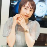 Ai Takahashi Instagram - ㅤㅤㅤㅤㅤㅤㅤㅤㅤㅤㅤㅤㅤ ㅤㅤㅤㅤㅤㅤㅤㅤㅤㅤㅤㅤㅤ スイスのラグジュアリーウォッチ＆ジュエリーブランドが 揃うデスティネーションストア 【TimeVallée / タイムヴァレー】が 4月26日（金）に日本初のブティックを 麻布台ヒルズにオープンされたということで 一足先におじゃましてきました💎 ラグジュアリー体験の 新たなスタンダードを目指した TimeVallée Azabudai Hillsは それざれのウォッチメーカーと ジュエリーブランドの魅力を表現する エクリュとシャンパンゴールドの内装が とっても素敵でした✨ キラキラしたこの素敵な空間で ゆったりとお買い物できるって 最高🤭💎🫶🏻 #timevallee #タイムヴァレー #timevallee_azabudai #baumemercier #chopard #iwc #piaget #piagetwatch #ピアジェ #zenithwatches #PR