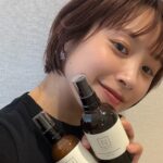 Ai Takahashi Instagram - 約3年前から継続して使い続けている N organicの化粧水と美容乳液♡ とにかく香りがよくて 思わず深呼吸したくなっちゃう (深く息を吸ってはくって、本当に大切っ💪🏻) 私の癒し時間です🥰 年齢を重ねることで変化していくお肌と 季節の変化に揺らぐ毎日の肌に 寄り添ってくれるそんな宝物みたいな子達☺️🫶🏻ありがとう🥺❤️ ✅化粧水は、年齢に伴う水分不足に。 過酷な砂漠環境でも生き延びる「復活の木」にも含まれるグリセリルグルコシド(保湿成分)が配合されて たっぷり潤いを与えてくれるとろみが、お肌に染み渡ります。 ✅美容乳液は、乾燥で揺らぎやすい毎日に。 体内時計を持つネムノキから抽出したネムノキ樹皮エキス(整肌成分)が配合されていて、 ベールで包み込んでくれるようなこっくり感※が贅沢にお肌に蓋※をしてくれます。 （※使用感のこと ※角質層まで） 成分を丁寧に選定されていて、テクスチャーにもこだわりがたっぷり詰まってるんだよっ！ こんなにこだわってくださって 本当ありがどうございます🥺 って思いながら毎日使っています🙏🏻❤️ そして、メイク前のスキンケアとしてもべタつかないので相性抜群！！🙆🏻‍♀️ 思わず何度も触りたくなるツヤっとすべすべ感のあるお肌を目指して、スキンケア後のメイクは、ささっと薄づきで素肌感ある仕上がりにするのがお気に入り✨ 時間がないバタバタな朝でも、贅沢保湿ケアが一瞬で叶うこの2本のおかげで、上機嫌で出掛けられます♡ これからも、使い続ける🙏🏻🌈🩷 #PR #norganic #Nオーガニック #オーガニック美容液