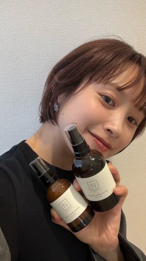 Ai Takahashi Instagram - 約3年前から継続して使い続けている
N organicの化粧水と美容乳液♡

とにかく香りがよくて
思わず深呼吸したくなっちゃう
(深く息を吸ってはくって、本当に大切っ💪🏻)
私の癒し時間です🥰

年齢を重ねることで変化していくお肌と
季節の変化に揺らぐ毎日の肌に
寄り添ってくれるそんな宝物みたいな子達☺️🫶🏻ありがとう🥺❤️

✅化粧水は、年齢に伴う水分不足に。
過酷な砂漠環境でも生き延びる「復活の木」にも含まれるグリセリルグルコシド(保湿成分)が配合されて
たっぷり潤いを与えてくれるとろみが、お肌に染み渡ります。

✅美容乳液は、乾燥で揺らぎやすい毎日に。
体内時計を持つネムノキから抽出したネムノキ樹皮エキス(整肌成分)が配合されていて、
ベールで包み込んでくれるようなこっくり感※が贅沢にお肌に蓋※をしてくれます。
（※使用感のこと ※角質層まで）

成分を丁寧に選定されていて、テクスチャーにもこだわりがたっぷり詰まってるんだよっ！

こんなにこだわってくださって
本当ありがどうございます🥺
って思いながら毎日使っています🙏🏻❤️

そして、メイク前のスキンケアとしてもべタつかないので相性抜群！！🙆🏻‍♀️
思わず何度も触りたくなるツヤっとすべすべ感のあるお肌を目指して、スキンケア後のメイクは、ささっと薄づきで素肌感ある仕上がりにするのがお気に入り✨

時間がないバタバタな朝でも、贅沢保湿ケアが一瞬で叶うこの2本のおかげで、上機嫌で出掛けられます♡
これからも、使い続ける🙏🏻🌈🩷

#PR
#norganic
#Nオーガニック
#オーガニック美容液