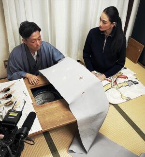 Ai Tominaga Instagram - ⁡
BS日テレ毎週水曜日よる10時放送の
「冨永愛の伝統to未来」
今回は東京手描友禅を訪ねます❤︎
小倉染芸3代目の小倉隆さん
@takashiogura3
⁡
そして日本の３大友禅談義！
小倉さんと、加賀友禅の志々目哲也さん、京友禅の吉田麗さんと「あるある」話などで盛り上がりました！
⁡
This program introduces traditional Japanese culture.
 We spoke with three major yuzen dyers in Japan.
⁡
#伝統to未来 #東京手描友禅 #友禅 #伝統文化 #伝統工芸 #加賀友禅 #京友禅
⁡