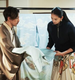 Ai Tominaga Instagram - ⁡
BS日テレ毎週水曜日よる10時放送の
「冨永愛の伝統to未来」
今回は東京手描友禅を訪ねます❤︎
小倉染芸3代目の小倉隆さん
@takashiogura3
⁡
そして日本の３大友禅談義！
小倉さんと、加賀友禅の志々目哲也さん、京友禅の吉田麗さんと「あるある」話などで盛り上がりました！
⁡
This program introduces traditional Japanese culture.
 We spoke with three major yuzen dyers in Japan.
⁡
#伝統to未来 #東京手描友禅 #友禅 #伝統文化 #伝統工芸 #加賀友禅 #京友禅
⁡