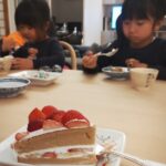 Ai Tominaga Instagram - ⁡ 先日の息子の誕生日 餃子partyにして、みんなで包むのは楽しい❤︎ 皮が足りなくなって、急遽米粉で手作り 餃子の皮って意外と簡単に作れるのねー もっちりカリカリでハマりそう ⁡ 米粉のショートケーキ🍰 スポンジあまり膨らまず…笑 そういえば、昔からスポンジ焼くのが苦手だったな ⁡ Happy Birthday my dear son ⁡