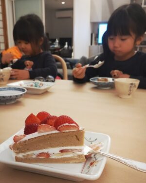 Ai Tominaga Instagram - ⁡
先日の息子の誕生日
餃子partyにして、みんなで包むのは楽しい❤︎
皮が足りなくなって、急遽米粉で手作り
餃子の皮って意外と簡単に作れるのねー
もっちりカリカリでハマりそう
⁡
米粉のショートケーキ🍰
スポンジあまり膨らまず…笑
そういえば、昔からスポンジ焼くのが苦手だったな
⁡
Happy Birthday my dear son 
⁡