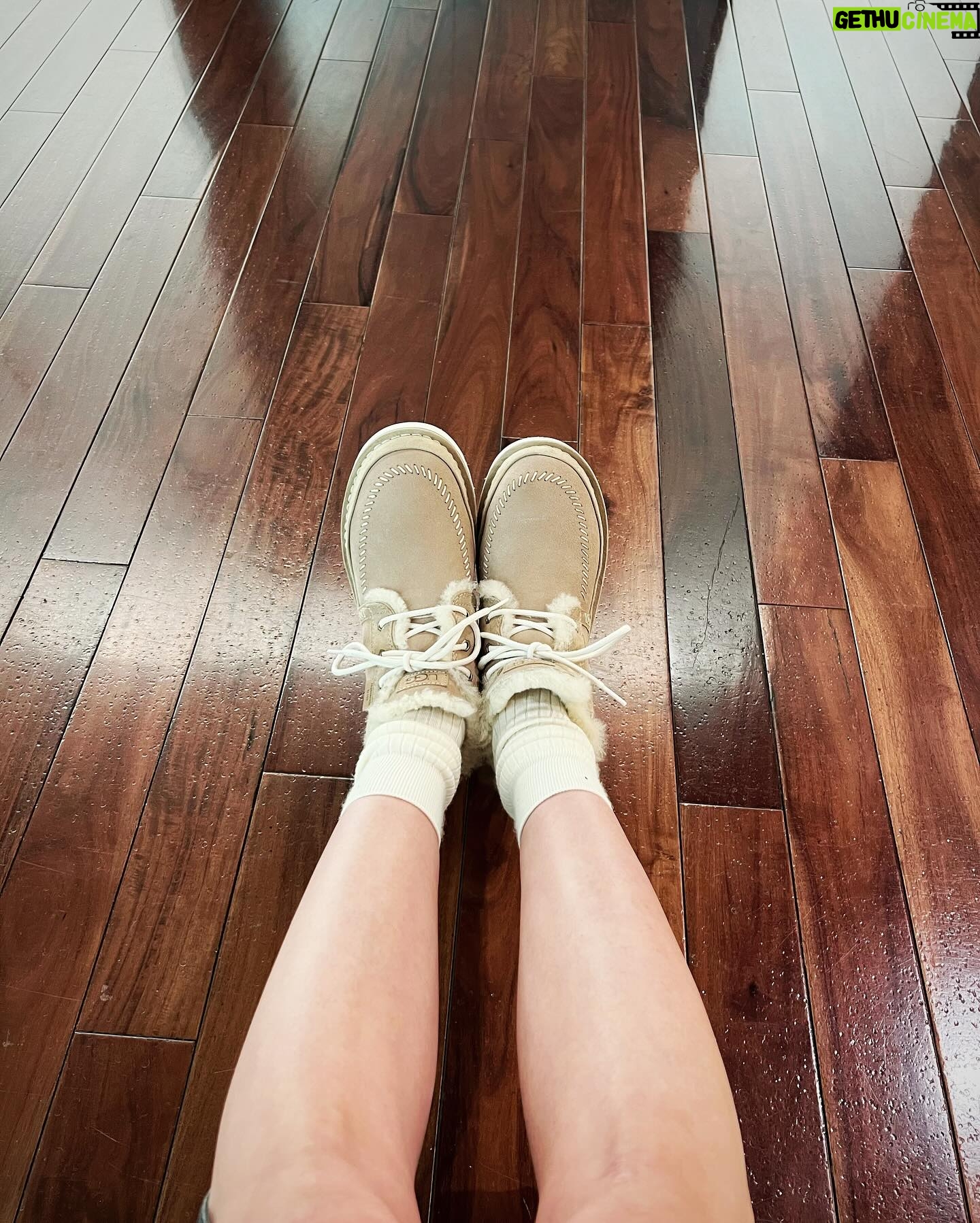 Ai Tominaga Instagram - ふわふわモコモコしたくなる季節到来だね モコモコしすぎ感w やっぱりUGG最高❤︎ #そんな私服 すっぴんでミッドタウン 
