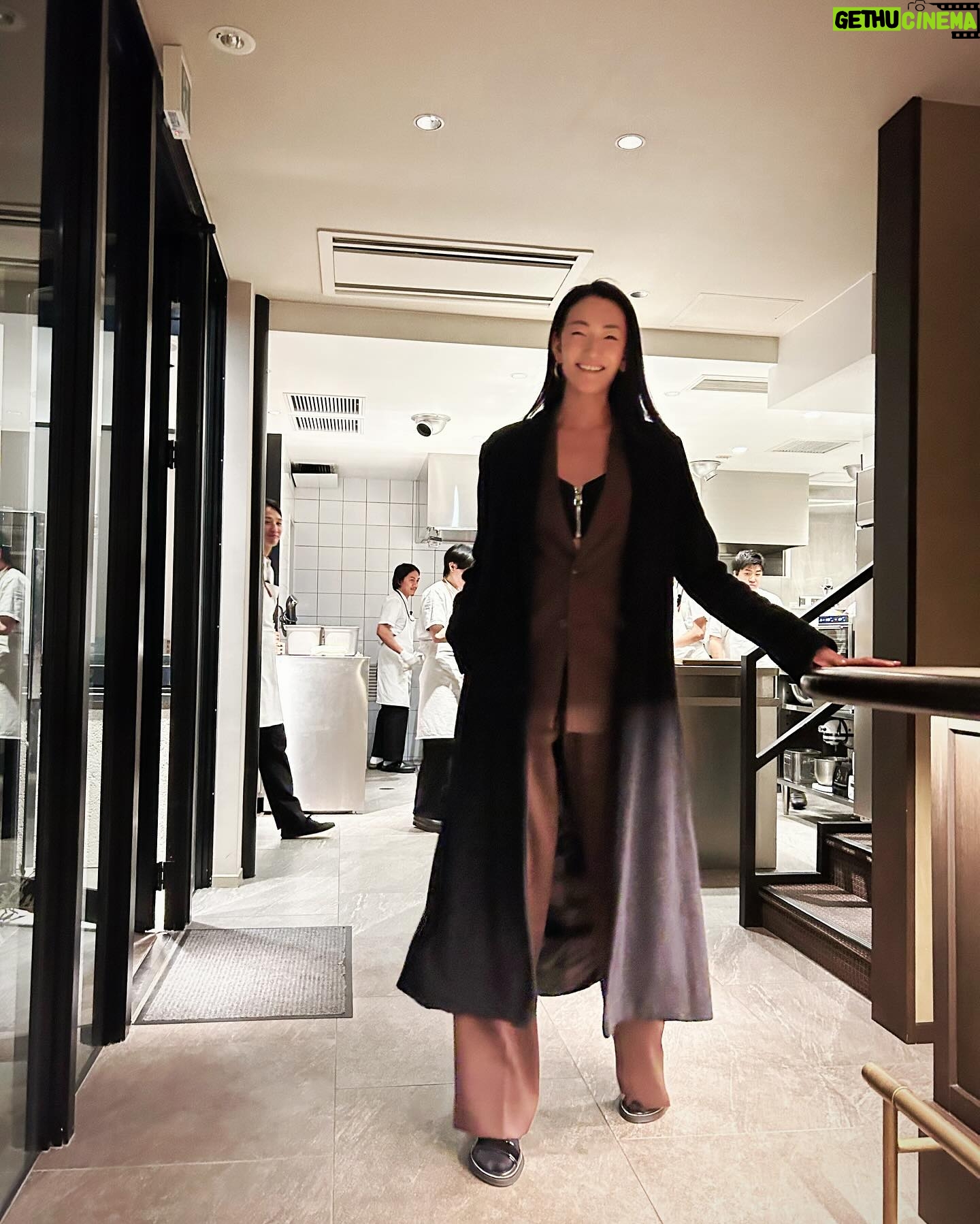 Ai Tominaga Instagram - サステナビリティを積極的に推進しているレストラン Crony❤︎ 海の資源を守るため稚魚や絶滅危惧種は使わずサステナブルな魚介を使ったり、食品ロスの観点から規格外の野菜を仕入れ、消費しきれない酒粕でスペシャリテを作ったり。日本の天日塩や蜂蜜を調理に使うのもサステナビリティの一環。 昨日、ミシュラン2つ星とグリーンスターを引き続き獲得したことが発表されました⭐️⭐️ おめでとうございます! #食いしん坊シリーズ #SDGs