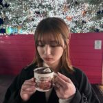 Ai Yoshikawa Instagram - ︎☺︎ Merry Christmas🎄🤶🏻 クリスマスマーケット2箇所行けたっ 別日なのにおんなじ髪型とおんなじコートすぎて 自分でもびっくり🙂