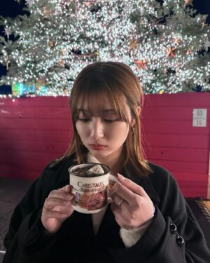 Ai Yoshikawa Instagram - ︎☺︎
Merry Christmas🎄🤶🏻
クリスマスマーケット2箇所行けたっ
別日なのにおんなじ髪型とおんなじコートすぎて
自分でもびっくり🙂