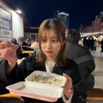 Ai Yoshikawa Instagram - ︎☺︎ Merry Christmas🎄🤶🏻 クリスマスマーケット2箇所行けたっ 別日なのにおんなじ髪型とおんなじコートすぎて 自分でもびっくり🙂