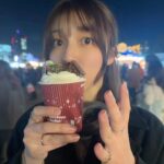 Ai Yoshikawa Instagram - ︎☺︎ Merry Christmas🎄🤶🏻 クリスマスマーケット2箇所行けたっ 別日なのにおんなじ髪型とおんなじコートすぎて 自分でもびっくり🙂