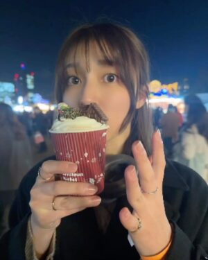 Ai Yoshikawa Instagram - ︎☺︎
Merry Christmas🎄🤶🏻
クリスマスマーケット2箇所行けたっ
別日なのにおんなじ髪型とおんなじコートすぎて
自分でもびっくり🙂