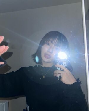 Ai Yoshikawa Instagram - ☺︎
髪色青くする前の私🩶