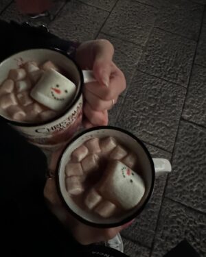 Ai Yoshikawa Instagram - ︎☺︎
Merry Christmas🎄🤶🏻
クリスマスマーケット2箇所行けたっ
別日なのにおんなじ髪型とおんなじコートすぎて
自分でもびっくり🙂