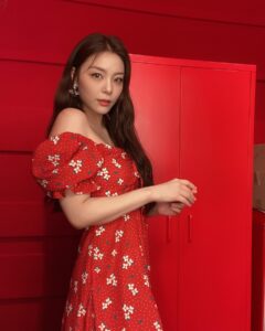 Ailee Instagram - 안녕하세요 여러분 에일리 입니다! 작년 이맘때 새로운 시작을 알리는 소식을 전해 드렸는데요, 일년동안 함께한 ‘더 라이브’와 전속계약 만료가 되어 소속사 이적을 하게 되었습니다. 저를 항상 응원해주시고 사랑해주시는 팬분들께 제일 먼저 이야기 드리고 싶었습니다. 앞으로 제가 함께 하게 된 새 둥지 ‘팝뮤직’ 에서 보다 더 성숙하고 멋진 에일리가 되도록 노력하겠습니다! 우리 에일리언 언제나 기다려주고 믿어줘서 진심으로 감사하고 사랑해요!!! 💕 1년동안 함께 해준 우리 랍대표님 항상 고맙구 앞으로도 늘 응원 합니당~🥹 PS 오늘 팬미팅 넘나 즐거웠어요~ 모두들 집에 조심해서 들어가세용~!!
