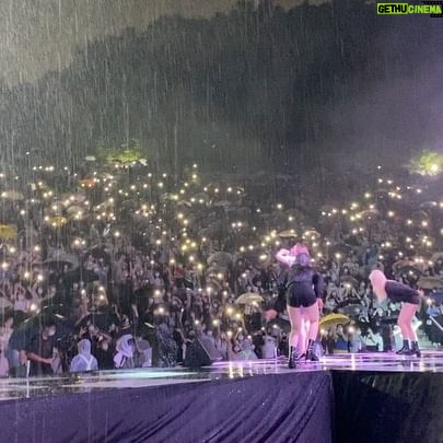 Ailee Instagram - 경희대 국제 캠퍼스 학생 여러분들! 오늘 제 마음을 따듯하게 안아줘서 정말 감사합니다! 우리 빗속에서에 추억 영원히 함께 간직 하면서 잊지말자요! #어쩌다흠뻑쇼