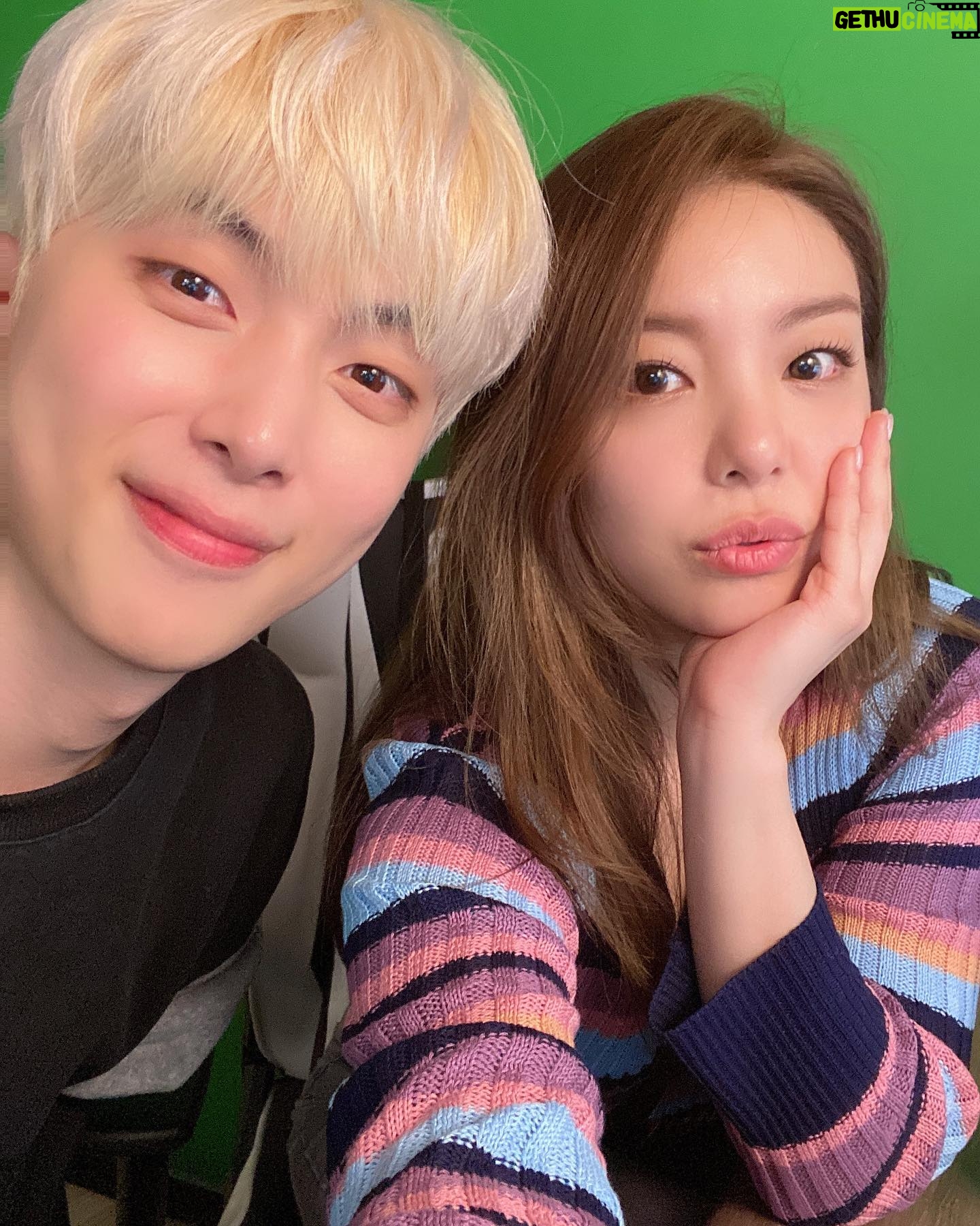 Ailee Instagram - @ddeuddeu 뜨뜨님 오늘 정말 즐거웠습니닷!!! 치킨은 못 먹었지만 왜 이렇게 배가 부를까요~? ㅋㅋㅋ 늦은 시간 까지 함께 해주신 우리 일리언들 그리고 뜨뜨님 팬분들!! 저에게 좋은 추억 선물 해주셔서 감사합니다~ 사랑해요!!