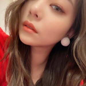 Ailee Instagram - 🎄🎅🏻🎄🎅🏻🎄

Hair : @aluu_jihyun557 
Make-up : @gil_beauty_ 

#infludeo_ailee