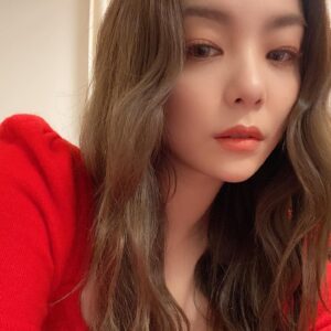 Ailee Instagram - 🎄🎅🏻🎄🎅🏻🎄

Hair : @aluu_jihyun557 
Make-up : @gil_beauty_ 

#infludeo_ailee