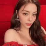Ailee Instagram – 안녕하세요 여러분 에일리 입니다! 
작년 이맘때 새로운 시작을 알리는 소식을 전해 드렸는데요,  일년동안 함께한 ‘더 라이브’와 전속계약 만료가 되어 소속사 이적을 하게 되었습니다.
저를 항상 응원해주시고 사랑해주시는 팬분들께 제일 먼저 이야기 드리고 싶었습니다. 
앞으로 제가 함께 하게 된 새 둥지 
‘팝뮤직’ 에서 보다 더 성숙하고 멋진 에일리가 되도록 노력하겠습니다!
우리 에일리언 언제나 기다려주고 믿어줘서 진심으로 감사하고 사랑해요!!! 💕  1년동안 함께 해준 우리 랍대표님 항상 고맙구 앞으로도 늘 응원 합니당~🥹 PS 오늘 팬미팅 넘나 즐거웠어요~ 모두들 집에 조심해서 들어가세용~!!