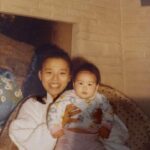 Ailee Instagram - 💕💕💕 rest peacefully in heaven mommy 💕💕💕 #포동포동 우리 어머니는 잔소리를 정말 많이 하셨어요 ㅎㅎ 그 만큼 저희를 걱정 하셨죠 저와 제 동생에게 뽀뽀와 포옹을 정말 많이 해 주실 만큼 스킨십도 엄청 좋아 하셨어요  저희는 이제 30대 입니다.. ㅎㅎㅎ 하지만 엄마 눈엔 저희가 아기처럼 소중했었죠 정말 많이 혼나기도 했어요.. 커서는 가끔 싸우기도 했고요... 그 만큼 저희를 사랑 하셨죠. 우리 어머니는 사랑이 넘치는 분이셨어요. 저는 그 사랑이 우리 가족들에게만 주시는 사랑인줄 알았어요. 하지만 제가 생각했던 이상으로 사랑이 많으신 우리 엄마였더라고요. 우리 어머님 황성혜 집사님의 소식이 전세계로 전해진 후 저는 정말 많은 DM들을 받았는데요.. 그 중에는 엄머님을 그리워 하는 메세지 들과 어머니께서 많은 분들에게 보여주셨던 사랑을 이야기 해주는 글 들이 참 많았어요. 그 많은 글들 속에서 또 다시 본 어머니는... 누군가에겐 친구 같은.. 누군가에겐 엄마 같은...그런 존재셨더라고요... 자신의 사랑보다.. 하나님의 사랑을 전하시는 분이셨어요. 항상 자신을 낮추시고 다른 사람을 세워주시는... 마음이 따듯 하고 항상 응원을 아끼시지 않는 그런 멋진 분이셨어요. 그런 분이 저와 제 동생 쌤이의 엄마여서 정말 자랑 스럽습니다. 엄마가 매일 저에게 문자로 보내주시던 하나님의 말씀... 힘들때마다 불어 넣어 주셨던 용기와 자신감... 그리고 항상 사랑한다고 말씀해주셨던 엄마의 따듯한 목소리.. 저는 잊지 않겠습니다.. 제가 엄마에게 받았던 그 모든 사랑을 저도 이 세상에 나눠가며 살아가겠습니다.. 엄마 사랑해