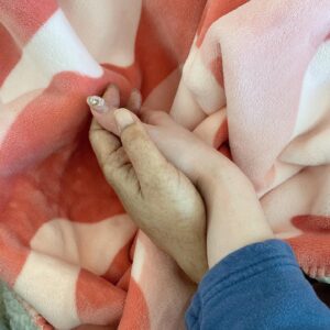 Ailee Instagram - 엄마... 보고싶어요.. 이제는 볼수없지만... 하나님 곁에서 항상 저를 응원해주고 지켜주실거라 믿고 있어요... 세상에서 가장 아름다웠던 우리 엄마.. 이제 편히 쉬세요.. 엄마의 자랑 스러운 딸이 우리 남은 가족 사랑으로 잘 챙길게요... 

사랑해요 엄마
Rest In Peace mom.. i love you...