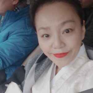 Ailee Instagram - 엄마... 보고싶어요.. 이제는 볼수없지만... 하나님 곁에서 항상 저를 응원해주고 지켜주실거라 믿고 있어요... 세상에서 가장 아름다웠던 우리 엄마.. 이제 편히 쉬세요.. 엄마의 자랑 스러운 딸이 우리 남은 가족 사랑으로 잘 챙길게요... 

사랑해요 엄마
Rest In Peace mom.. i love you...
