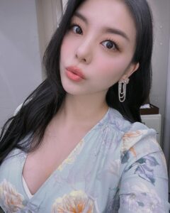 Ailee Instagram - 셀카가 어캐 10년동안 안 늘지..? ㅡㅡ