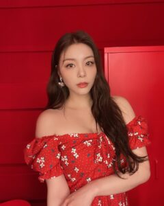 Ailee Instagram - 안녕하세요 여러분 에일리 입니다! 작년 이맘때 새로운 시작을 알리는 소식을 전해 드렸는데요, 일년동안 함께한 ‘더 라이브’와 전속계약 만료가 되어 소속사 이적을 하게 되었습니다. 저를 항상 응원해주시고 사랑해주시는 팬분들께 제일 먼저 이야기 드리고 싶었습니다. 앞으로 제가 함께 하게 된 새 둥지 ‘팝뮤직’ 에서 보다 더 성숙하고 멋진 에일리가 되도록 노력하겠습니다! 우리 에일리언 언제나 기다려주고 믿어줘서 진심으로 감사하고 사랑해요!!! 💕 1년동안 함께 해준 우리 랍대표님 항상 고맙구 앞으로도 늘 응원 합니당~🥹 PS 오늘 팬미팅 넘나 즐거웠어요~ 모두들 집에 조심해서 들어가세용~!!