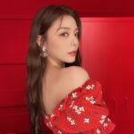 Ailee Instagram - 안녕하세요 여러분 에일리 입니다! 작년 이맘때 새로운 시작을 알리는 소식을 전해 드렸는데요, 일년동안 함께한 ‘더 라이브’와 전속계약 만료가 되어 소속사 이적을 하게 되었습니다. 저를 항상 응원해주시고 사랑해주시는 팬분들께 제일 먼저 이야기 드리고 싶었습니다. 앞으로 제가 함께 하게 된 새 둥지 ‘팝뮤직’ 에서 보다 더 성숙하고 멋진 에일리가 되도록 노력하겠습니다! 우리 에일리언 언제나 기다려주고 믿어줘서 진심으로 감사하고 사랑해요!!! 💕 1년동안 함께 해준 우리 랍대표님 항상 고맙구 앞으로도 늘 응원 합니당~🥹 PS 오늘 팬미팅 넘나 즐거웠어요~ 모두들 집에 조심해서 들어가세용~!!