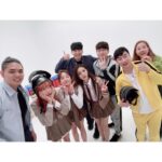 Ailee Instagram - 여러분 배그 겜성 e스포츠 클라~쓰 1편 즐겁게 보셨나요~? 아직 못 보신 분들 있으시면 지금 당장 프로필에 링크 클릭크릭!! 🤩촬영하는 내내 정말 즐거웠어요~!! #pubg 예쁜 굿즈 선물 해주셔서 정말 감사합니다~ 히히히 @1000_seung2 영자오빠 감사합니다~!! 💕 11월 20일 내일 오후 6시 G-STAR TV와 G-STAR Twitch에서 2편은 시청 하실 수 있습니다!!! ✔️G-STAR TV youtube.com/user/gstargame… ✔️G-STAR Twitch twitch.tv/gstar #에일리 #AILEE #레이나 #Raina #우기 #yuqi #김블루 #kimblue #미라클 #miracle #지수쌤 #성쌤 #배그겜성e스포츠클라쓰 #배그 #PCS3 한국 선수들 많이 응원해주세요!! #그리핀 오늘 너무 잘 했어영 ㅠㅠ 제가 많이 응원했어요 ㅠㅠㅠㅠ 치킨은 정말 아쉽지만 ㅠㅠㅠ 제가 대신 사드릴게요 ㅠㅠㅠ 내일도 화이팅!!!