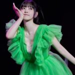 Airi Suzuki Instagram - ✴︎ 上海LIVE🇨🇳 30歳になったその日に上海へ飛び 翌日の13日にステージで歌わせていただけるという 幸せな30代のスタートをしました☺︎ いろんな写真がたくさんあるのですが 旅の期間ずっと写真を撮ってくれていた、中国のカメラマンさんからいただいたものをまずシェア☺️ アニソンを主に歌ったライブだったので ツインテールに°C-ute初期とBuono!の時のメンバーカラーでもある黄緑に包まれた、ザ！アイドル！な衣装で☺︎ 📸 @mr_songbo