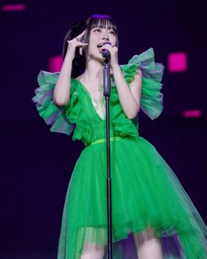 Airi Suzuki Instagram - ✴︎ 上海LIVE🇨🇳

30歳になったその日に上海へ飛び
翌日の13日にステージで歌わせていただけるという
幸せな30代のスタートをしました☺︎

いろんな写真がたくさんあるのですが
旅の期間ずっと写真を撮ってくれていた、中国のカメラマンさんからいただいたものをまずシェア☺️

アニソンを主に歌ったライブだったので
ツインテールに°C-ute初期とBuono!の時のメンバーカラーでもある黄緑に包まれた、ザ！アイドル！な衣装で☺︎

📸 @mr_songbo