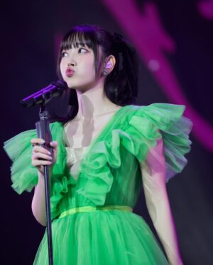 Airi Suzuki Instagram - ✴︎ 上海LIVE🇨🇳

30歳になったその日に上海へ飛び
翌日の13日にステージで歌わせていただけるという
幸せな30代のスタートをしました☺︎

いろんな写真がたくさんあるのですが
旅の期間ずっと写真を撮ってくれていた、中国のカメラマンさんからいただいたものをまずシェア☺️

アニソンを主に歌ったライブだったので
ツインテールに°C-ute初期とBuono!の時のメンバーカラーでもある黄緑に包まれた、ザ！アイドル！な衣装で☺︎

📸 @mr_songbo