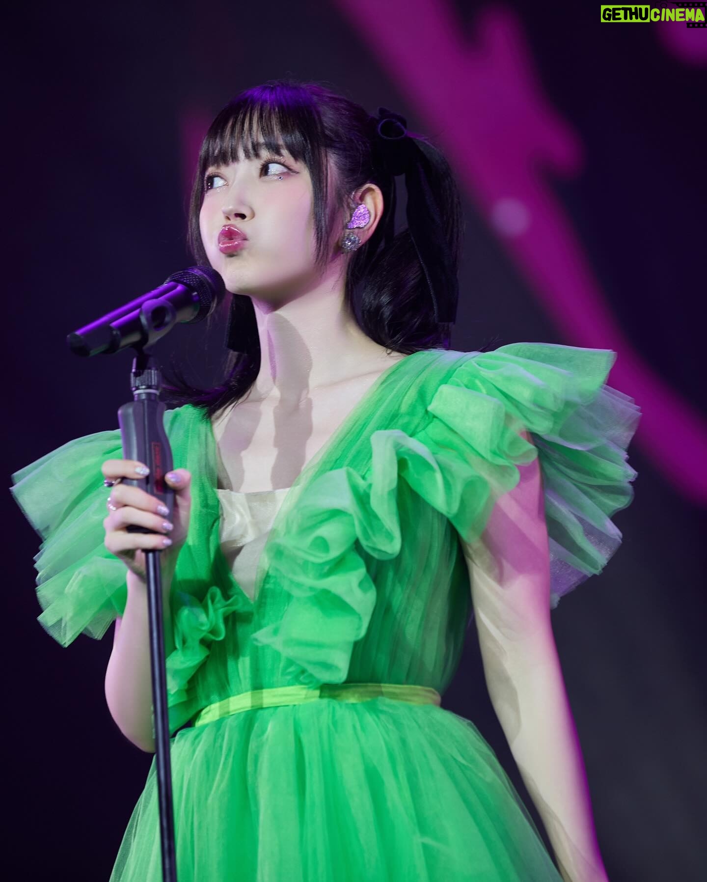 Airi Suzuki - 106.6K Likes - ✴︎ 上海LIVE🇨🇳
30歳になったその日に上海へ飛び
翌日の13日にステージで歌わせていただけるという
幸せな30代のスタートをしました☺︎
いろんな写真がたくさんあるのですが
旅の期間ずっと写真を撮ってくれていた、中国のカメラマンさんからいただいたものをまずシェア☺️
アニソンを主に歌ったライブだったので
ツインテールに°C-ute初期とBuono!の時のメンバーカラーでもある黄緑に包まれた、ザ!アイドル!な衣装で☺︎
📸 @mr_songbo