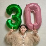 Airi Suzuki Instagram - ✴︎ 2024.4.12 30歳になりました☺️🎂 8歳でこの世界に入った身としては 30歳になる時にまだエンターテイメントの世界で活動できているなんて想像もできませんでした。 時が経つのは早い〜！！！ こんなにも長くステージに立ち続けられているのは 他でもない、応援してくださる、支えてくださるみんながいるからです。本当にありがとう😭🫶 誕生日を迎えてすぐの時は ファンのみんなが渋谷のビジョンにサプライズを仕込んでくれているとDMをくれていたので、YouTubeで見れるビジョンの生配信をみながら過ごしていました😌 幸せ！ありがとうございます！！！！🙏 たくさんのメッセージもいただき、 大好きな仲間たちからも連絡をいただき、 みんなのおかげで今日も"鈴木愛理"でいれてるなぁとホロリ😢 まだまだ未熟なところだらけですが さらに輝度を上げて皆様にパワーを送れるよう そして心からの恩返しを活動を通してできるよう 自分自身のことも大切に 毎日を丁寧に過ごしていきたいと思います🥰 まず30歳初めてのお仕事は上海でのライブ🇨🇳 歌い初めしてきますね！！！！！！ #写真は #マネージャーさんがスタッフさんを巻き込んで #現場でお祝いしてくれた時のもの😢 #うれしい！！！！！！！！