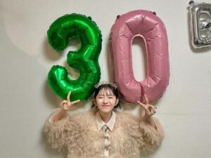 Airi Suzuki Instagram - ✴︎ 2024.4.12
30歳になりました☺️🎂

8歳でこの世界に入った身としては
30歳になる時にまだエンターテイメントの世界で活動できているなんて想像もできませんでした。
時が経つのは早い〜！！！
こんなにも長くステージに立ち続けられているのは
他でもない、応援してくださる、支えてくださるみんながいるからです。本当にありがとう😭🫶

誕生日を迎えてすぐの時は
ファンのみんなが渋谷のビジョンにサプライズを仕込んでくれているとDMをくれていたので、YouTubeで見れるビジョンの生配信をみながら過ごしていました😌

幸せ！ありがとうございます！！！！🙏

たくさんのメッセージもいただき、
大好きな仲間たちからも連絡をいただき、
みんなのおかげで今日も"鈴木愛理"でいれてるなぁとホロリ😢

まだまだ未熟なところだらけですが
さらに輝度を上げて皆様にパワーを送れるよう
そして心からの恩返しを活動を通してできるよう
自分自身のことも大切に
毎日を丁寧に過ごしていきたいと思います🥰

まず30歳初めてのお仕事は上海でのライブ🇨🇳
歌い初めしてきますね！！！！！！

#写真は
#マネージャーさんがスタッフさんを巻き込んで
#現場でお祝いしてくれた時のもの😢
#うれしい！！！！！！！！