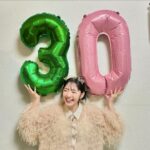 Airi Suzuki Instagram - ✴︎ 2024.4.12 30歳になりました☺️🎂 8歳でこの世界に入った身としては 30歳になる時にまだエンターテイメントの世界で活動できているなんて想像もできませんでした。 時が経つのは早い〜！！！ こんなにも長くステージに立ち続けられているのは 他でもない、応援してくださる、支えてくださるみんながいるからです。本当にありがとう😭🫶 誕生日を迎えてすぐの時は ファンのみんなが渋谷のビジョンにサプライズを仕込んでくれているとDMをくれていたので、YouTubeで見れるビジョンの生配信をみながら過ごしていました😌 幸せ！ありがとうございます！！！！🙏 たくさんのメッセージもいただき、 大好きな仲間たちからも連絡をいただき、 みんなのおかげで今日も"鈴木愛理"でいれてるなぁとホロリ😢 まだまだ未熟なところだらけですが さらに輝度を上げて皆様にパワーを送れるよう そして心からの恩返しを活動を通してできるよう 自分自身のことも大切に 毎日を丁寧に過ごしていきたいと思います🥰 まず30歳初めてのお仕事は上海でのライブ🇨🇳 歌い初めしてきますね！！！！！！ #写真は #マネージャーさんがスタッフさんを巻き込んで #現場でお祝いしてくれた時のもの😢 #うれしい！！！！！！！！