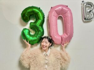 Airi Suzuki Instagram - ✴︎ 2024.4.12
30歳になりました☺️🎂

8歳でこの世界に入った身としては
30歳になる時にまだエンターテイメントの世界で活動できているなんて想像もできませんでした。
時が経つのは早い〜！！！
こんなにも長くステージに立ち続けられているのは
他でもない、応援してくださる、支えてくださるみんながいるからです。本当にありがとう😭🫶

誕生日を迎えてすぐの時は
ファンのみんなが渋谷のビジョンにサプライズを仕込んでくれているとDMをくれていたので、YouTubeで見れるビジョンの生配信をみながら過ごしていました😌

幸せ！ありがとうございます！！！！🙏

たくさんのメッセージもいただき、
大好きな仲間たちからも連絡をいただき、
みんなのおかげで今日も"鈴木愛理"でいれてるなぁとホロリ😢

まだまだ未熟なところだらけですが
さらに輝度を上げて皆様にパワーを送れるよう
そして心からの恩返しを活動を通してできるよう
自分自身のことも大切に
毎日を丁寧に過ごしていきたいと思います🥰

まず30歳初めてのお仕事は上海でのライブ🇨🇳
歌い初めしてきますね！！！！！！

#写真は
#マネージャーさんがスタッフさんを巻き込んで
#現場でお祝いしてくれた時のもの😢
#うれしい！！！！！！！！