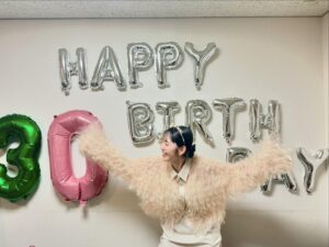 Airi Suzuki Instagram - ✴︎ 2024.4.12
30歳になりました☺️🎂

8歳でこの世界に入った身としては
30歳になる時にまだエンターテイメントの世界で活動できているなんて想像もできませんでした。
時が経つのは早い〜！！！
こんなにも長くステージに立ち続けられているのは
他でもない、応援してくださる、支えてくださるみんながいるからです。本当にありがとう😭🫶

誕生日を迎えてすぐの時は
ファンのみんなが渋谷のビジョンにサプライズを仕込んでくれているとDMをくれていたので、YouTubeで見れるビジョンの生配信をみながら過ごしていました😌

幸せ！ありがとうございます！！！！🙏

たくさんのメッセージもいただき、
大好きな仲間たちからも連絡をいただき、
みんなのおかげで今日も"鈴木愛理"でいれてるなぁとホロリ😢

まだまだ未熟なところだらけですが
さらに輝度を上げて皆様にパワーを送れるよう
そして心からの恩返しを活動を通してできるよう
自分自身のことも大切に
毎日を丁寧に過ごしていきたいと思います🥰

まず30歳初めてのお仕事は上海でのライブ🇨🇳
歌い初めしてきますね！！！！！！

#写真は
#マネージャーさんがスタッフさんを巻き込んで
#現場でお祝いしてくれた時のもの😢
#うれしい！！！！！！！！