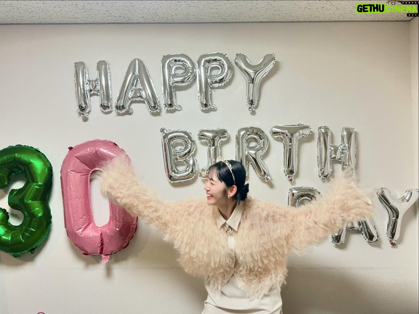 Airi Suzuki - 185.3K Likes - ✴︎ 2024.4.12
30歳になりました☺️🎂
8歳でこの世界に入った身としては
30歳になる時にまだエンターテイメントの世界で活動できているなんて想像もできませんでした。
時が経つのは早い〜!!!
こんなにも長くステージに立ち続けられているのは
他でもない、応援してくださる、支えてくださるみんながいるからです。本当にありがとう😭🫶
誕生日を迎えてすぐの時は
ファンのみんなが渋谷のビジョンにサプライズを仕込んでくれているとDMをくれていたので、YouTubeで見れるビジョンの生配信をみながら過ごしていました😌
幸せ!ありがとうございます!!!!🙏
たくさんのメッセージもいただき、
大好きな仲間たちからも連絡をいただき、
みんなのおかげで今日も"鈴木愛理"でいれてるなぁとホロリ😢
まだまだ未熟なところだらけですが
さらに輝度を上げて皆様にパワーを送れるよう
そして心からの恩返しを活動を通してできるよう
自分自身のことも大切に
毎日を丁寧に過ごしていきたいと思います🥰
まず30歳初めてのお仕事は上海でのライブ🇨🇳
歌い初めしてきますね!!!!!!
#写真は
#マネージャーさんがスタッフさんを巻き込んで
#現場でお祝いしてくれた時のもの😢
#うれしい!!!!!!!!