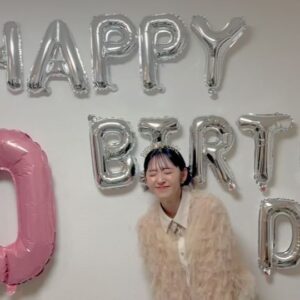 Airi Suzuki Instagram - ✴︎ 2024.4.12
30歳になりました☺️🎂

8歳でこの世界に入った身としては
30歳になる時にまだエンターテイメントの世界で活動できているなんて想像もできませんでした。
時が経つのは早い〜！！！
こんなにも長くステージに立ち続けられているのは
他でもない、応援してくださる、支えてくださるみんながいるからです。本当にありがとう😭🫶

誕生日を迎えてすぐの時は
ファンのみんなが渋谷のビジョンにサプライズを仕込んでくれているとDMをくれていたので、YouTubeで見れるビジョンの生配信をみながら過ごしていました😌

幸せ！ありがとうございます！！！！🙏

たくさんのメッセージもいただき、
大好きな仲間たちからも連絡をいただき、
みんなのおかげで今日も"鈴木愛理"でいれてるなぁとホロリ😢

まだまだ未熟なところだらけですが
さらに輝度を上げて皆様にパワーを送れるよう
そして心からの恩返しを活動を通してできるよう
自分自身のことも大切に
毎日を丁寧に過ごしていきたいと思います🥰

まず30歳初めてのお仕事は上海でのライブ🇨🇳
歌い初めしてきますね！！！！！！

#写真は
#マネージャーさんがスタッフさんを巻き込んで
#現場でお祝いしてくれた時のもの😢
#うれしい！！！！！！！！