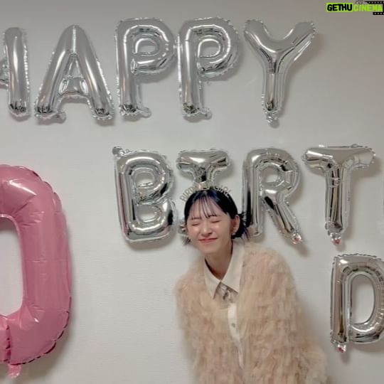 Airi Suzuki - 185.3K Likes - ✴︎ 2024.4.12
30歳になりました☺️🎂
8歳でこの世界に入った身としては
30歳になる時にまだエンターテイメントの世界で活動できているなんて想像もできませんでした。
時が経つのは早い〜!!!
こんなにも長くステージに立ち続けられているのは
他でもない、応援してくださる、支えてくださるみんながいるからです。本当にありがとう😭🫶
誕生日を迎えてすぐの時は
ファンのみんなが渋谷のビジョンにサプライズを仕込んでくれているとDMをくれていたので、YouTubeで見れるビジョンの生配信をみながら過ごしていました😌
幸せ!ありがとうございます!!!!🙏
たくさんのメッセージもいただき、
大好きな仲間たちからも連絡をいただき、
みんなのおかげで今日も"鈴木愛理"でいれてるなぁとホロリ😢
まだまだ未熟なところだらけですが
さらに輝度を上げて皆様にパワーを送れるよう
そして心からの恩返しを活動を通してできるよう
自分自身のことも大切に
毎日を丁寧に過ごしていきたいと思います🥰
まず30歳初めてのお仕事は上海でのライブ🇨🇳
歌い初めしてきますね!!!!!!
#写真は
#マネージャーさんがスタッフさんを巻き込んで
#現場でお祝いしてくれた時のもの😢
#うれしい!!!!!!!!