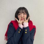 Airi Suzuki Instagram - ✴︎ 先月配信された「なまらめんこいギャル」❄️ ついにオーイシさんの楽曲をカバーさせていただきました☺︎ つい踊りたくなる、テンションの上がる楽曲♡ オーイシさんの曲って歌い終わった後に絶対ハッピーになってるから凄いの！！！！！ 武道館ライブもそのパワーが満ち満ちですごかったな... あ、そうそう "オーイシ武道館"ライブの前にもうこの曲撮ってたので ライブ観ててめっちゃ振り付け完璧にできたんだよね〜😂 現場振りコピ勢の皆様の楽しみ方を思う存分感じれた！☺️ そして、何気になかなか履いたことのなかった ルーズソックス。 ヘアメイクさんが、学生時代ギャルだった人だから笑 ルーズソックスは長ければ長い方が可愛いって教えてくれて 2mのものを選んだものの、伸ばさないと！とかこれくらいの位置で止めるのが足細く見えるから！とか（笑） 整える所とかも色々やってくれたんだけど とにかく手慣れすぎててみんなで爆笑でした😂✌︎ まだ観てない方は要チェックですぞ！！！！ #踊っても動かないマフラーは #スタイリストさんの魔法🧣