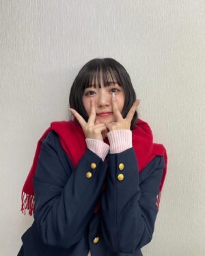 Airi Suzuki Instagram - ✴︎ 
先月配信された「なまらめんこいギャル」❄️
ついにオーイシさんの楽曲をカバーさせていただきました☺︎

つい踊りたくなる、テンションの上がる楽曲♡
オーイシさんの曲って歌い終わった後に絶対ハッピーになってるから凄いの！！！！！
武道館ライブもそのパワーが満ち満ちですごかったな...

あ、そうそう
"オーイシ武道館"ライブの前にもうこの曲撮ってたので
ライブ観ててめっちゃ振り付け完璧にできたんだよね〜😂
現場振りコピ勢の皆様の楽しみ方を思う存分感じれた！☺️

そして、何気になかなか履いたことのなかった
ルーズソックス。

ヘアメイクさんが、学生時代ギャルだった人だから笑
ルーズソックスは長ければ長い方が可愛いって教えてくれて
2mのものを選んだものの、伸ばさないと！とかこれくらいの位置で止めるのが足細く見えるから！とか（笑）
整える所とかも色々やってくれたんだけど
とにかく手慣れすぎててみんなで爆笑でした😂✌︎

まだ観てない方は要チェックですぞ！！！！

#踊っても動かないマフラーは
#スタイリストさんの魔法🧣