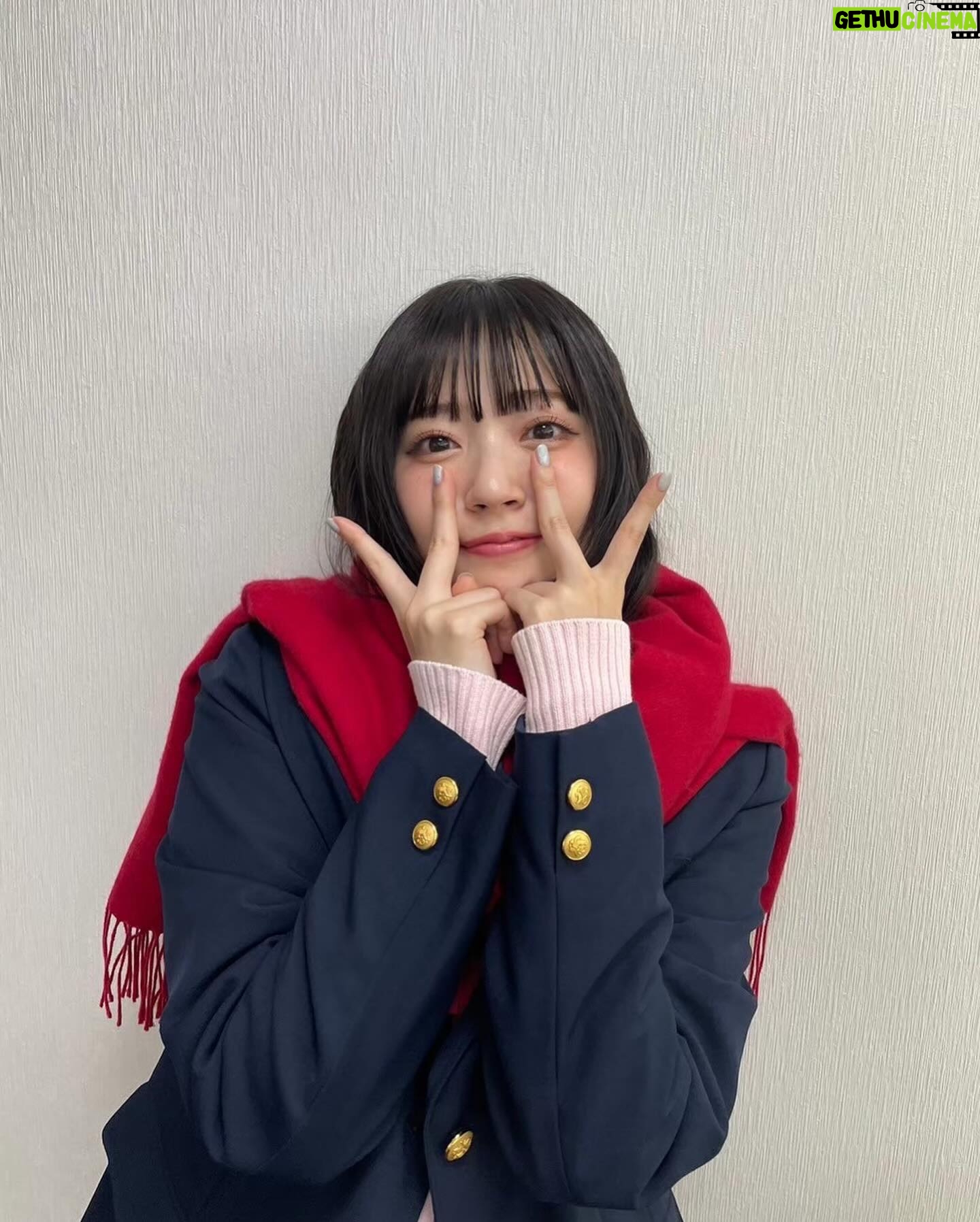 Airi Suzuki - 74.3K Likes - ✴︎
先月配信された「なまらめんこいギャル」❄️
ついにオーイシさんの楽曲をカバーさせていただきました☺︎
つい踊りたくなる、テンションの上がる楽曲♡
オーイシさんの曲って歌い終わった後に絶対ハッピーになってるから凄いの!!!!!
武道館ライブもそのパワーが満ち満ちですごかったな...
あ、そうそう
"オーイシ武道館"ライブの前にもうこの曲撮ってたので
ライブ観ててめっちゃ振り付け完璧にできたんだよね〜😂
現場振りコピ勢の皆様の楽しみ方を思う存分感じれた!☺️
そして、何気になかなか履いたことのなかった
ルーズソックス。
ヘアメイクさんが、学生時代ギャルだった人だから笑
ルーズソックスは長ければ長い方が可愛いって教えてくれて
2mのものを選んだものの、伸ばさないと!とかこれくらいの位置で止めるのが足細く見えるから!とか(笑)
整える所とかも色々やってくれたんだけど
とにかく手慣れすぎててみんなで爆笑でした😂✌︎
まだ観てない方は要チェックですぞ!!!!
#踊っても動かないマフラーは
#スタイリストさんの魔法🧣