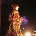 Airi Suzuki Instagram - ✴︎ 平安神宮 桜音夜コンサート2024🌸 ピアニスト菊池亮太さんと。 当日の桜は最高に見頃な状態。 お天気にも恵まれて幸せな1日でした。 このステージにボーカリストが立つのは、なんと私が初めてだったそう。なんと光栄すぎることでしょう... 個人的には、20代ラストの歌唱がこのステージだったことも何かの縁かな？と思うタイミングでした。 なんだかすっごく不思議だったの。 清い、神聖なる、というのはこういう空気のことをいうのかと。ステージの上で歌うことはずっとしてきたはずなのに、その感覚が初めましてなものすぎて。 いつまでも天に向かって歌えそうな気持ちでした。 そして お衣装もヘアメイクも本当に素敵にしていただきました😢 和服をアレンジした感じが良い！っていう私のざっくりとしたオーダーのもと、いつものスタッフさん方が全力で取り組んでくださって完成したものでした☺︎ いつもいつも本当に感謝！！！ 本番はステージが遠かったから細部が見えなかったかと思うので、写真たくさん載せますね☺️ 👘 @lisakubo_kimono 足を運んでくださった皆様もありがとうございました！！ 素敵な週末をお過ごしくださいね ☺︎