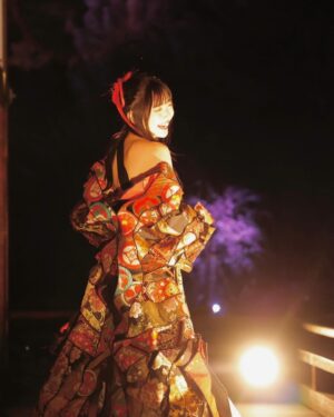 Airi Suzuki Instagram - ✴︎ 平安神宮 桜音夜コンサート2024🌸

ピアニスト菊池亮太さんと。
当日の桜は最高に見頃な状態。
お天気にも恵まれて幸せな1日でした。

このステージにボーカリストが立つのは、なんと私が初めてだったそう。なんと光栄すぎることでしょう...

個人的には、20代ラストの歌唱がこのステージだったことも何かの縁かな？と思うタイミングでした。

なんだかすっごく不思議だったの。
清い、神聖なる、というのはこういう空気のことをいうのかと。ステージの上で歌うことはずっとしてきたはずなのに、その感覚が初めましてなものすぎて。

いつまでも天に向かって歌えそうな気持ちでした。

そして
お衣装もヘアメイクも本当に素敵にしていただきました😢
和服をアレンジした感じが良い！っていう私のざっくりとしたオーダーのもと、いつものスタッフさん方が全力で取り組んでくださって完成したものでした☺︎ 
いつもいつも本当に感謝！！！

本番はステージが遠かったから細部が見えなかったかと思うので、写真たくさん載せますね☺️

👘 @lisakubo_kimono

足を運んでくださった皆様もありがとうございました！！
素敵な週末をお過ごしくださいね ☺︎