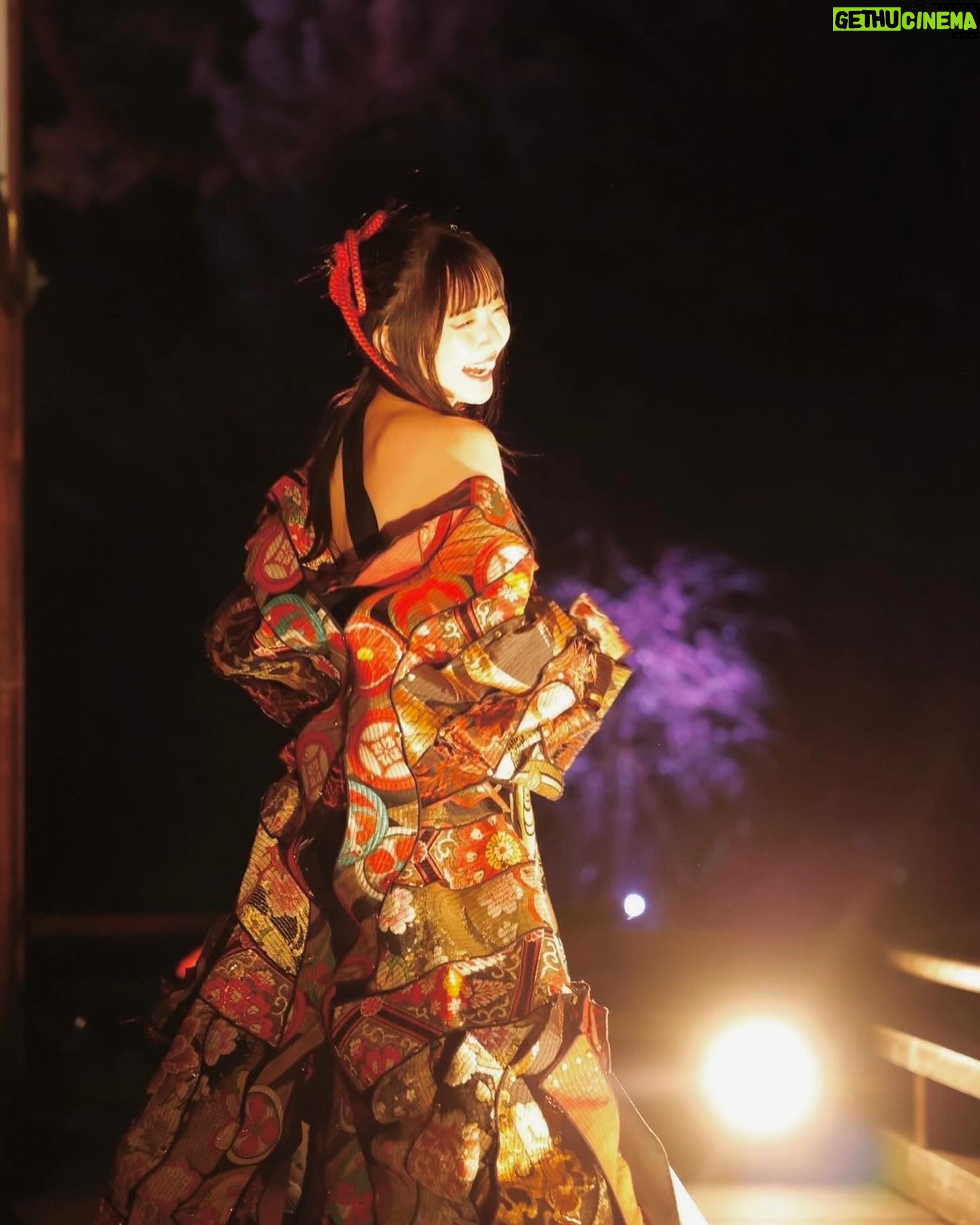 Airi Suzuki - 92K Likes - ✴︎ 平安神宮 桜音夜コンサート2024🌸
ピアニスト菊池亮太さんと。
当日の桜は最高に見頃な状態。
お天気にも恵まれて幸せな1日でした。
このステージにボーカリストが立つのは、なんと私が初めてだったそう。なんと光栄すぎることでしょう...
個人的には、20代ラストの歌唱がこのステージだったことも何かの縁かな?と思うタイミングでした。
なんだかすっごく不思議だったの。
清い、神聖なる、というのはこういう空気のことをいうのかと。ステージの上で歌うことはずっとしてきたはずなのに、その感覚が初めましてなものすぎて。
いつまでも天に向かって歌えそうな気持ちでした。
そして
お衣装もヘアメイクも本当に素敵にしていただきました😢
和服をアレンジした感じが良い!っていう私のざっくりとしたオーダーのもと、いつものスタッフさん方が全力で取り組んでくださって完成したものでした☺︎
いつもいつも本当に感謝!!!
本番はステージが遠かったから細部が見えなかったかと思うので、写真たくさん載せますね☺️
👘 @lisakubo_kimono
足を運んでくださった皆様もありがとうございました!!
素敵な週末をお過ごしくださいね ☺︎